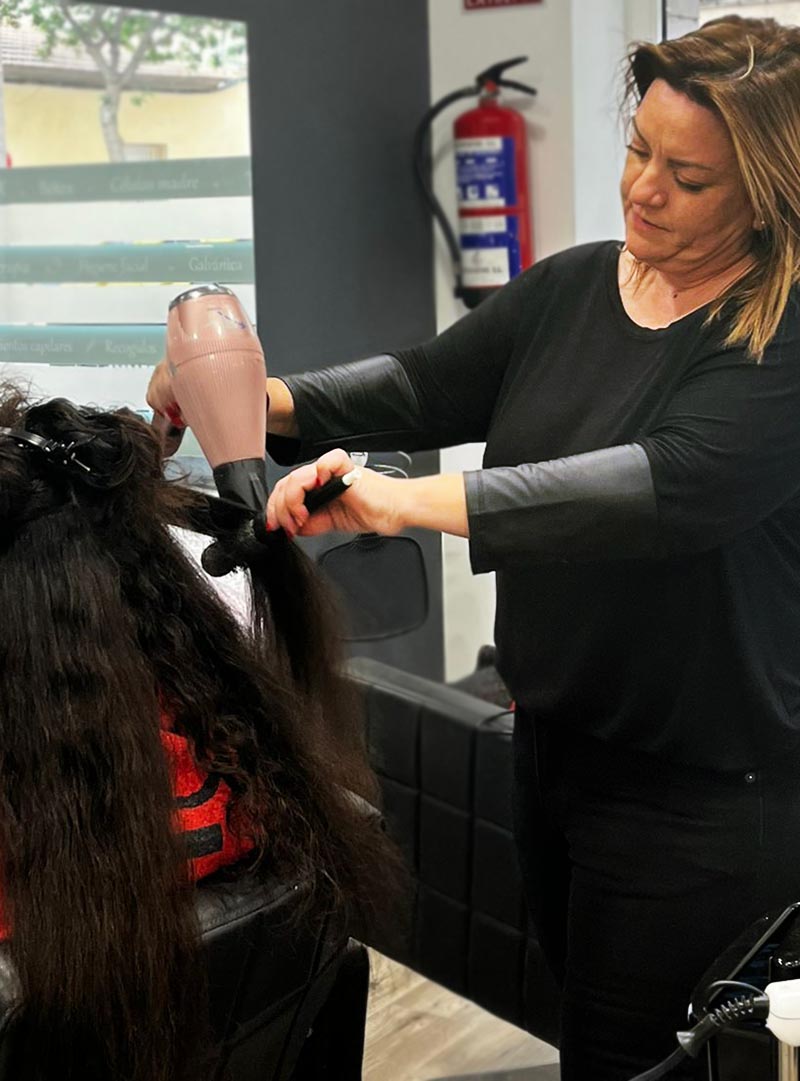 Peluquera profesional haciendo un brushing